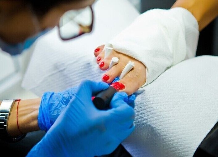 Червен лак на крака в Studio Estetico, Варна, Варна, BG. Професионално обслужване и грижа.