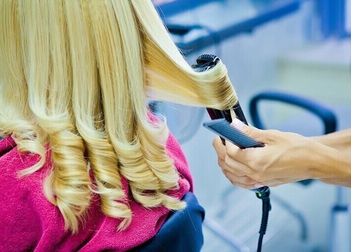 Стайлинг на коса в Studio Estetico, Варна, Варна, BG. Процедура с преса за красиви къдрици.