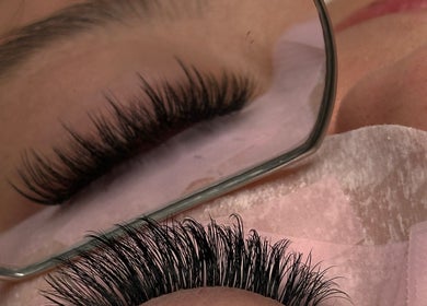 Close-up of eyelash extensions at BebeLashx in London, England, GB, showcasing expert technique in a mirror.