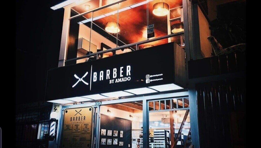 Fachada iluminada de Barber by Amado Chorrillos Pe en Chorrillos, Municipalidad Metropolitana de Lima, PE.