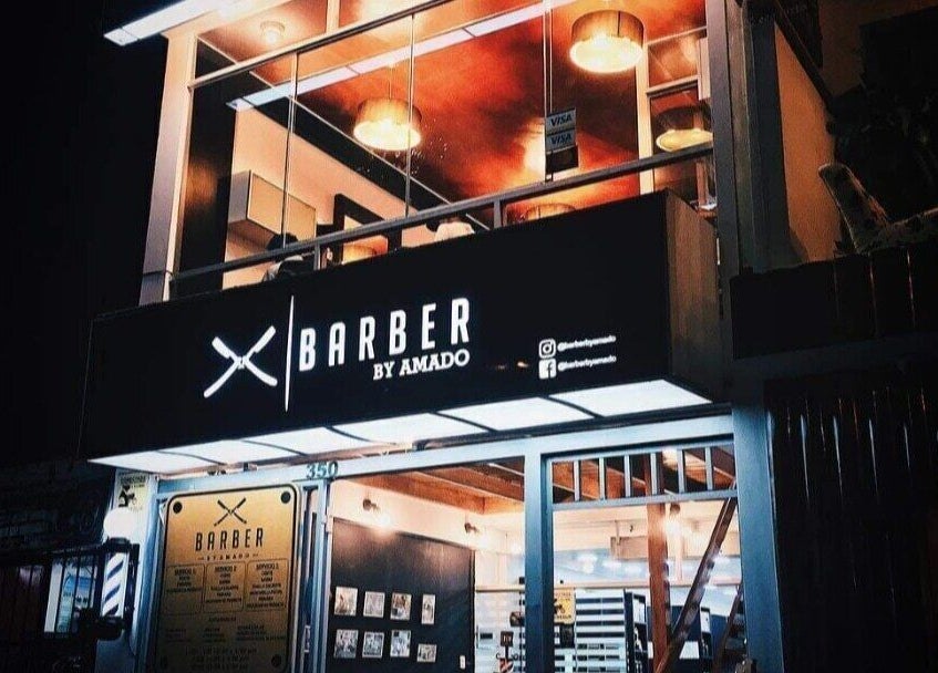 Fachada iluminada de Barber by Amado Chorrillos Pe en Chorrillos, Municipalidad Metropolitana de Lima, PE.