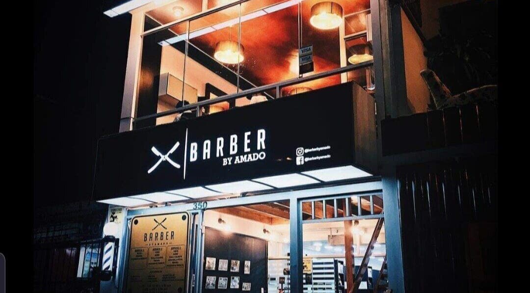 Fachada iluminada de Barber by Amado Chorrillos Pe en Chorrillos, Municipalidad Metropolitana de Lima, PE.