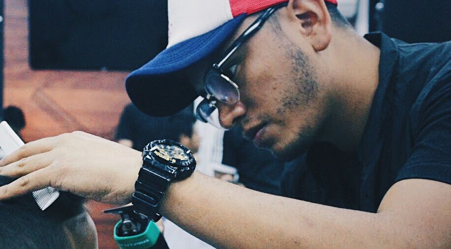 Barbero trabajando en Barber by Amado Chorrillos Pe, Chorrillos, Municipalidad Metropolitana de Lima, PE.