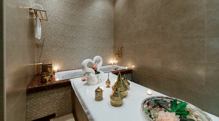 Image de Salon Fleur De Lis - Mirqab Mall المرقاب مول 3