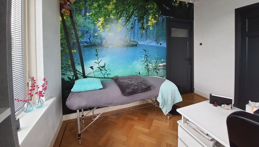 Wellness ruimte bij Lijf&Voet in Foxhol, Groningen, NL met een rustgevende natuurlijke muurschildering.