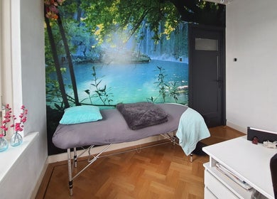 Wellness ruimte bij Lijf&Voet in Foxhol, Groningen, NL met een rustgevende natuurlijke muurschildering.