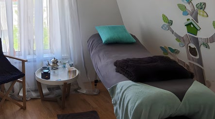 Een ontspannende massageruimte bij Lijf&Voet, Foxhol, Groningen, NL met zachte verlichting en comfortabele ligstoel.