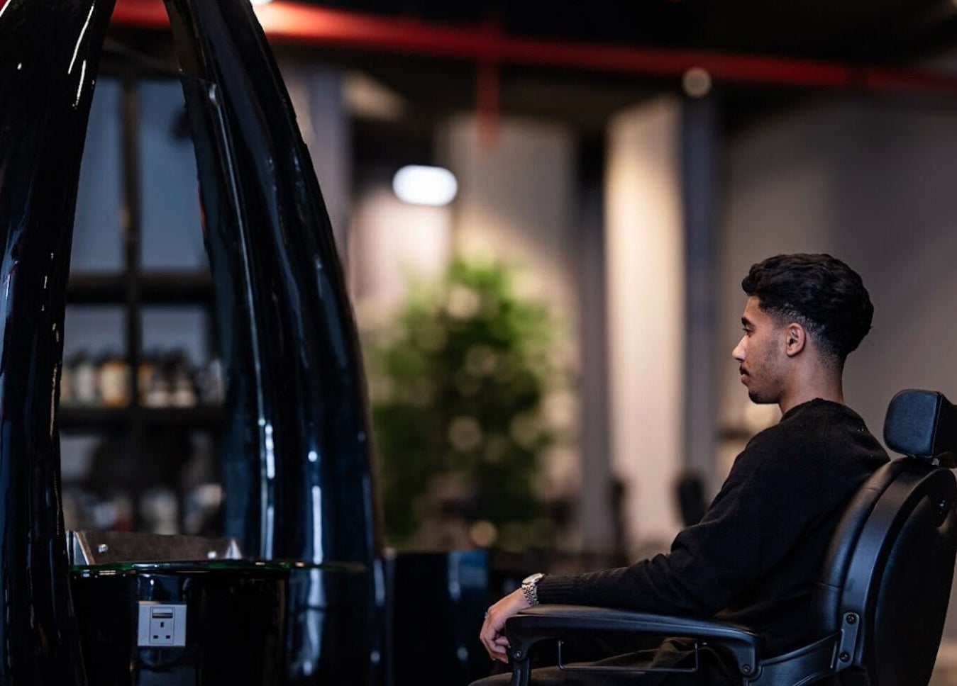 Modern interior at Toni Vayz | Men | Elite Lounge Shorofat Park, Shorofat Park, SA, showcasing a sleek design.