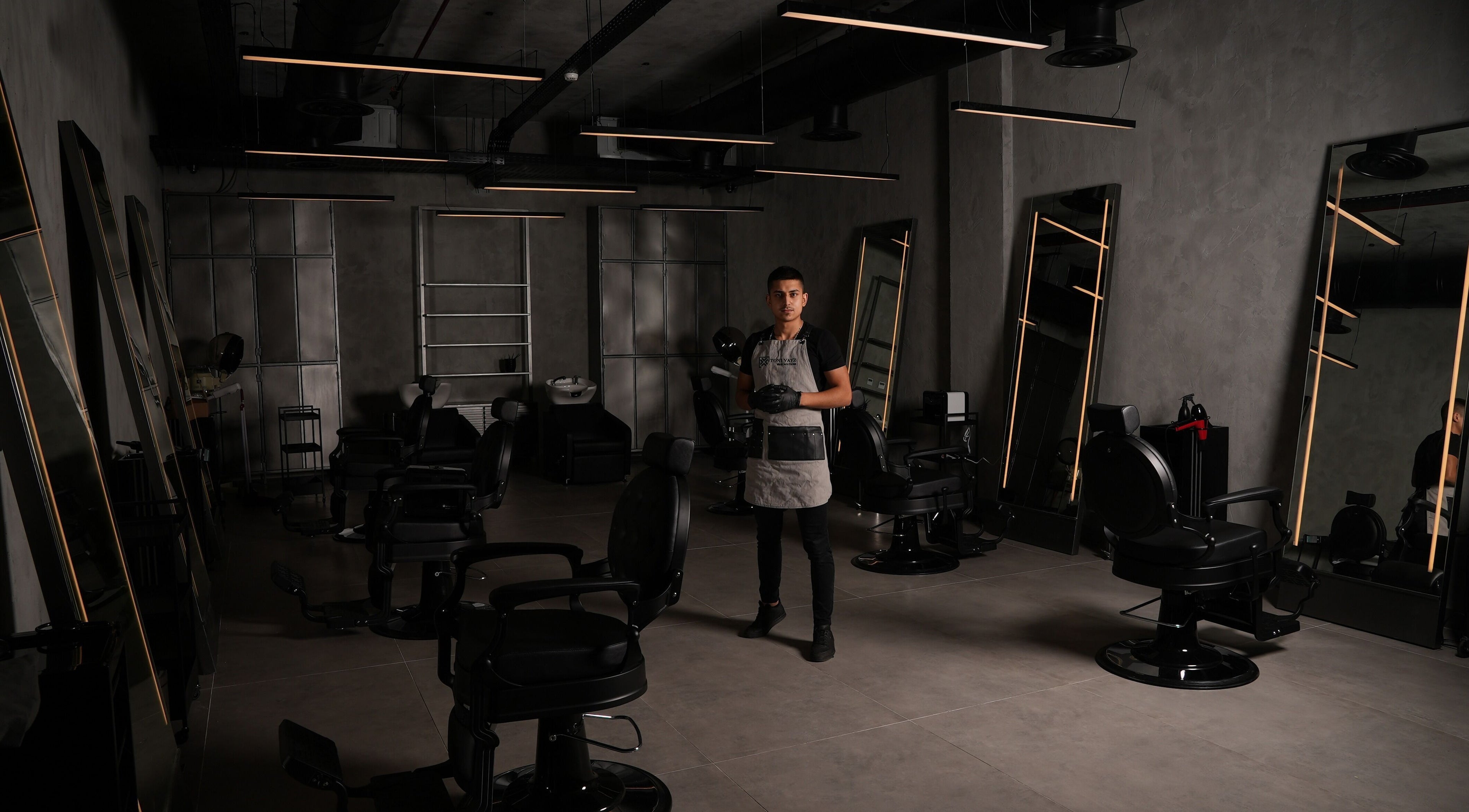 Modern interior of Toni Vayz | Men | Alkhobar Alshubaily at Ansab Plaza, SA showcasing barber chairs and mirrors.