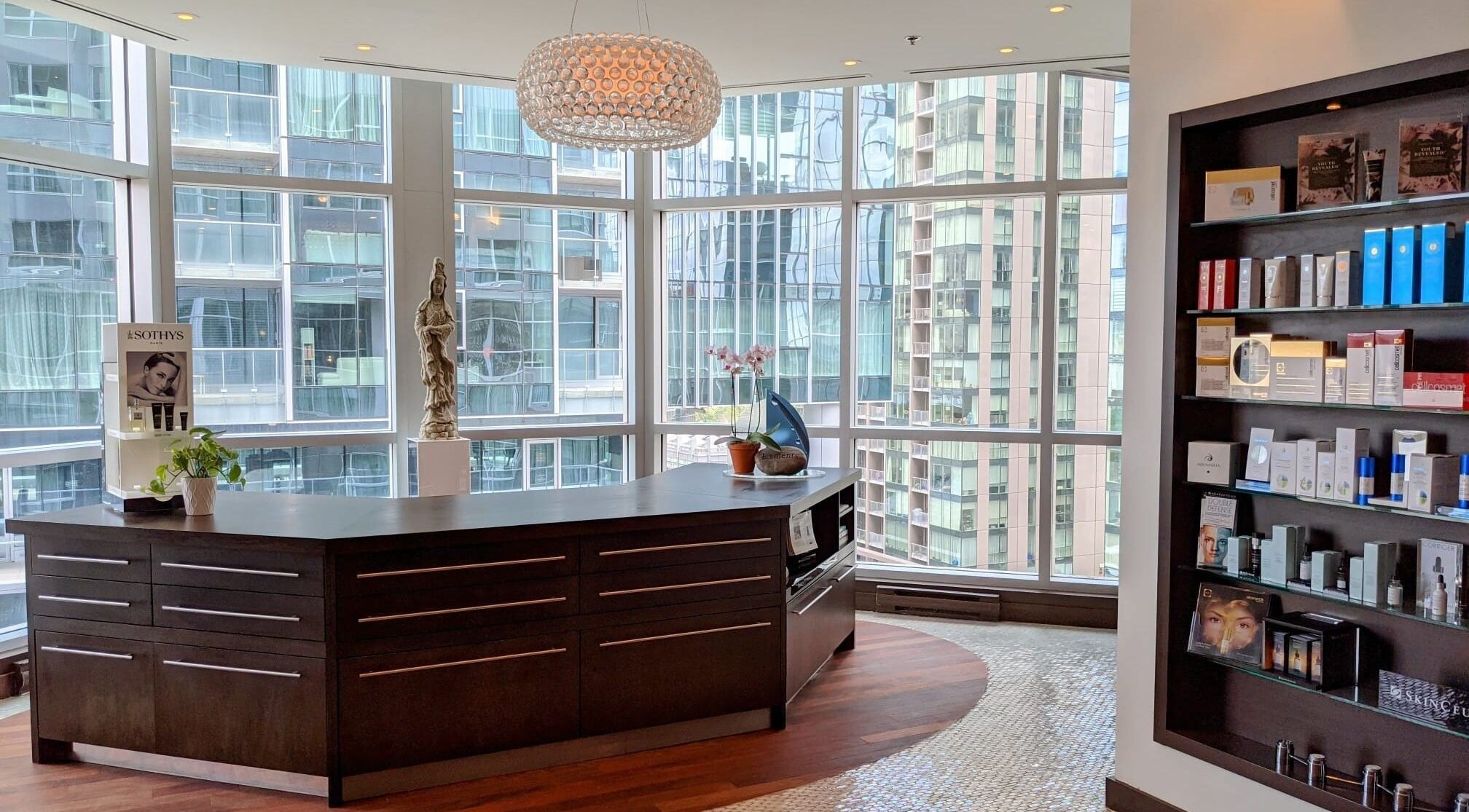 Intérieur moderne chez Elements Maison de Beauté à Montréal, Québec, CA avec vue panoramique des gratte-ciels.