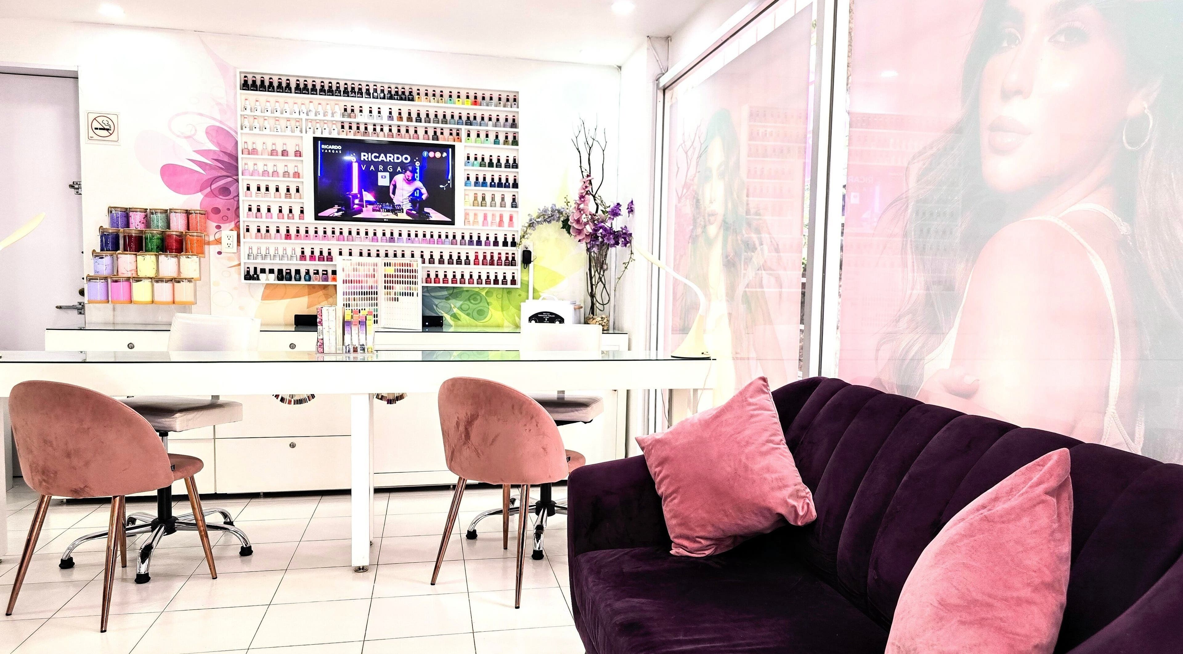 Lounge de belleza de Bchic Studio en Ciudad de México con decoración elegante y moderna.