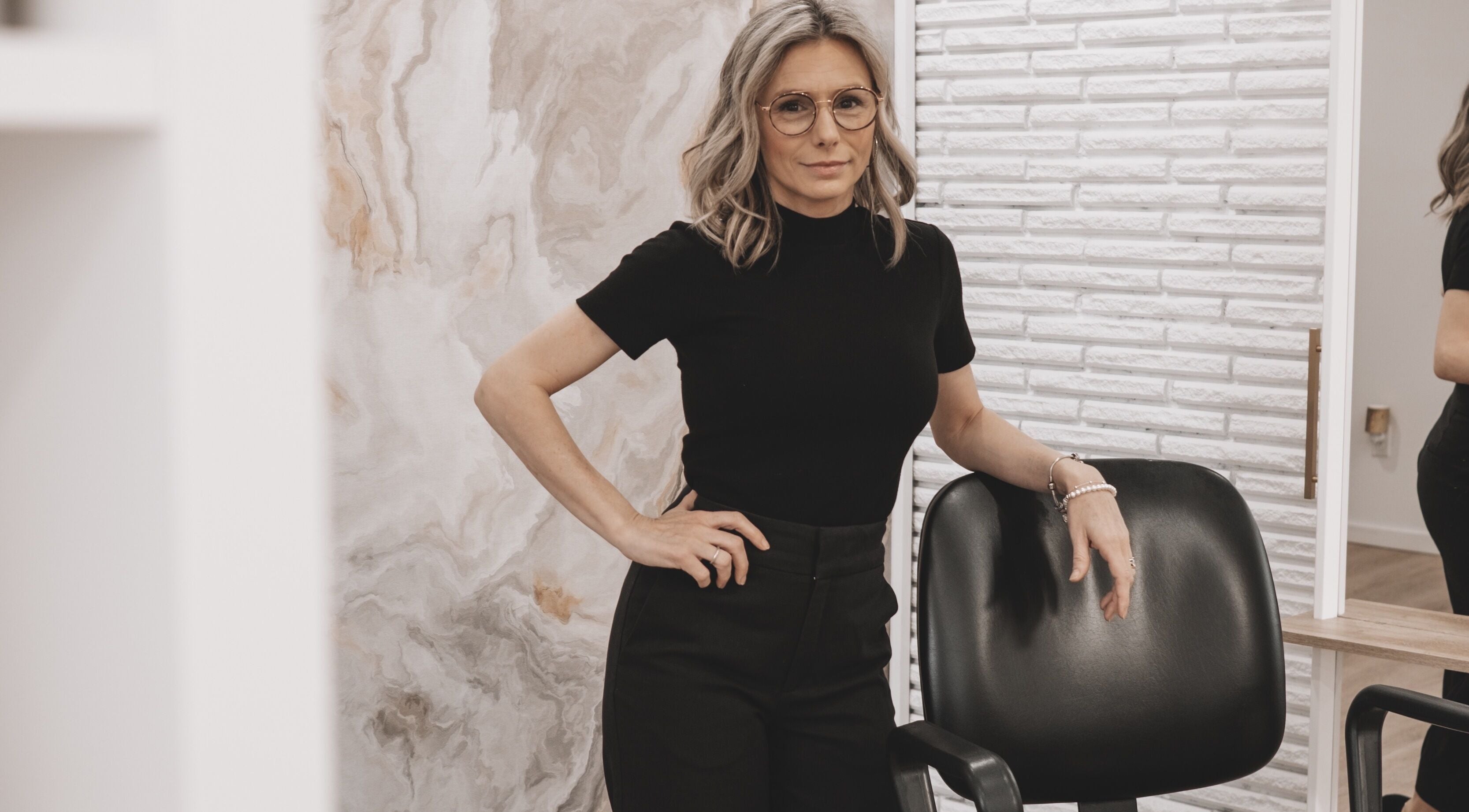 Professionnelle à Concept beauté à Acton Vale, Québec, CA, dans un cadre moderne et raffiné.