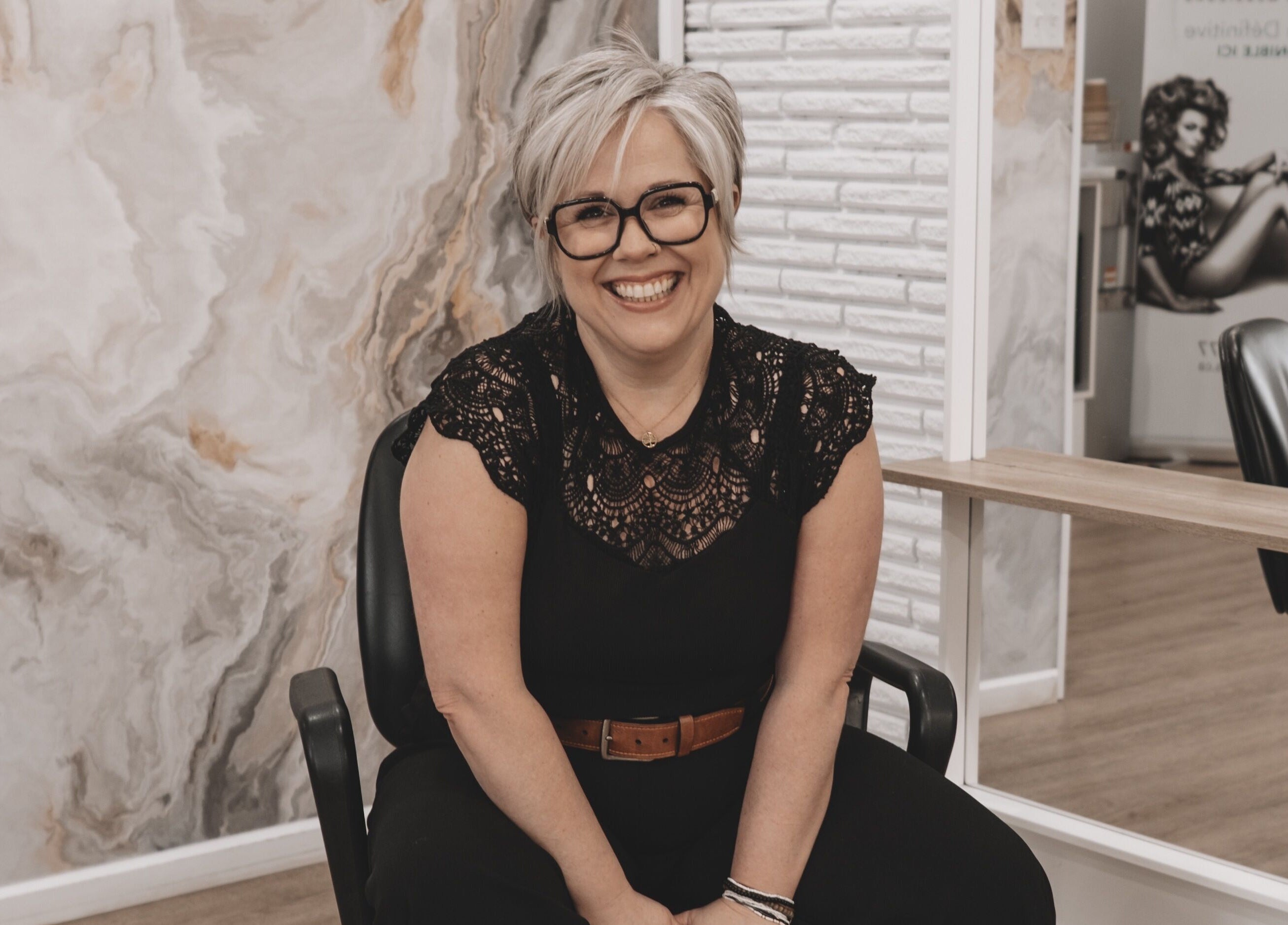 Professionnelle souriante de Concept beauté à Acton Vale, Québec, dans un cadre élégant et moderne.