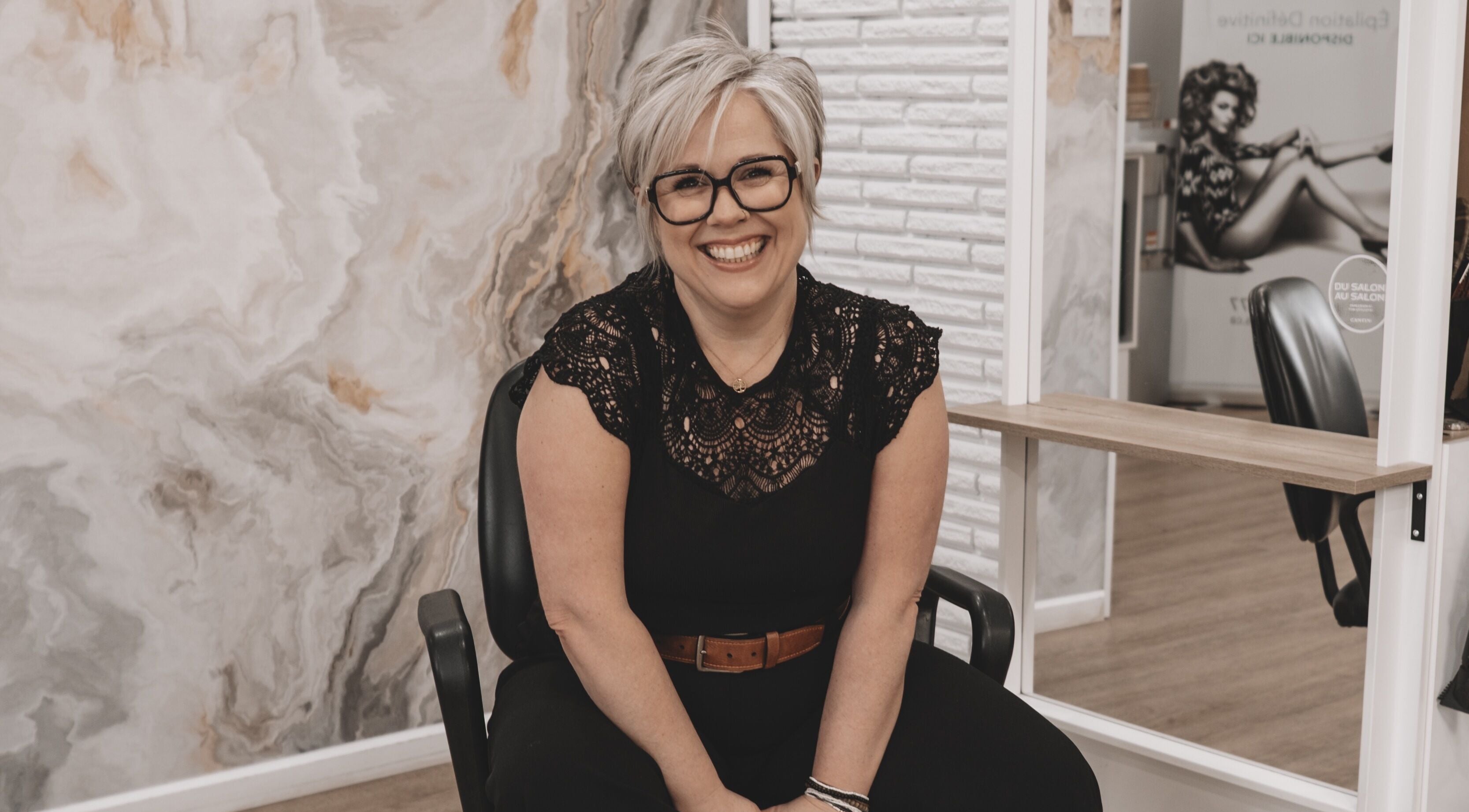 Professionnelle souriante de Concept beauté à Acton Vale, Québec, dans un cadre élégant et moderne.