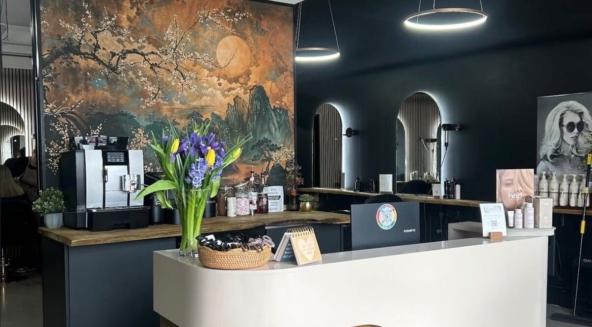 Mimosa Hair's elegant reception with floral decor in Twigworth, England, GB. Warm ambiance and welcoming atmosphere.