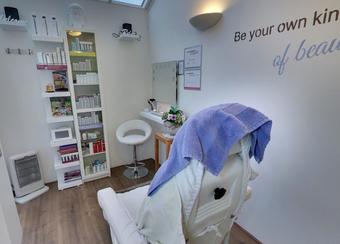 Gezellige schoonheidsruimte bij Mooi en Zeker, Amersfoort, Utrecht, NL met ontspannende ambiance en verzorgingsproducten.