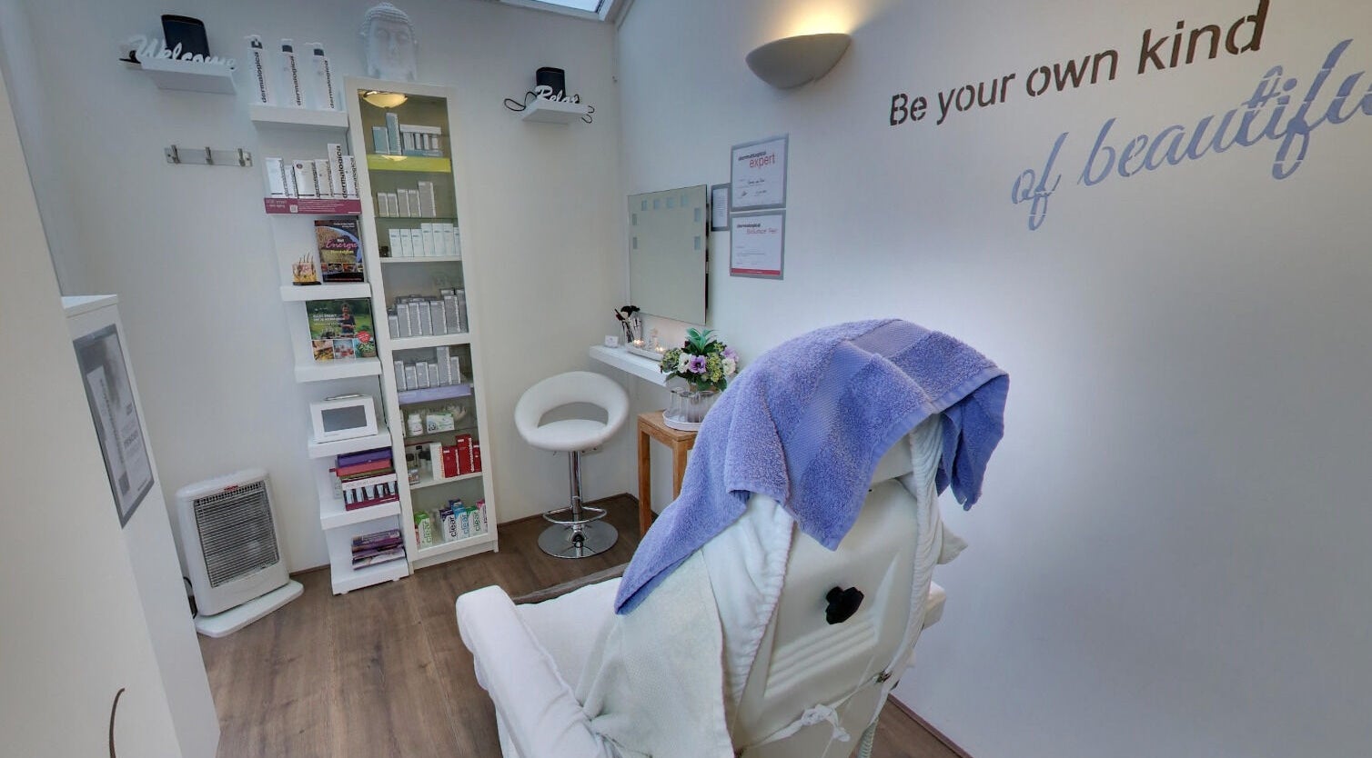 Gezellige schoonheidsruimte bij Mooi en Zeker, Amersfoort, Utrecht, NL met ontspannende ambiance en verzorgingsproducten.
