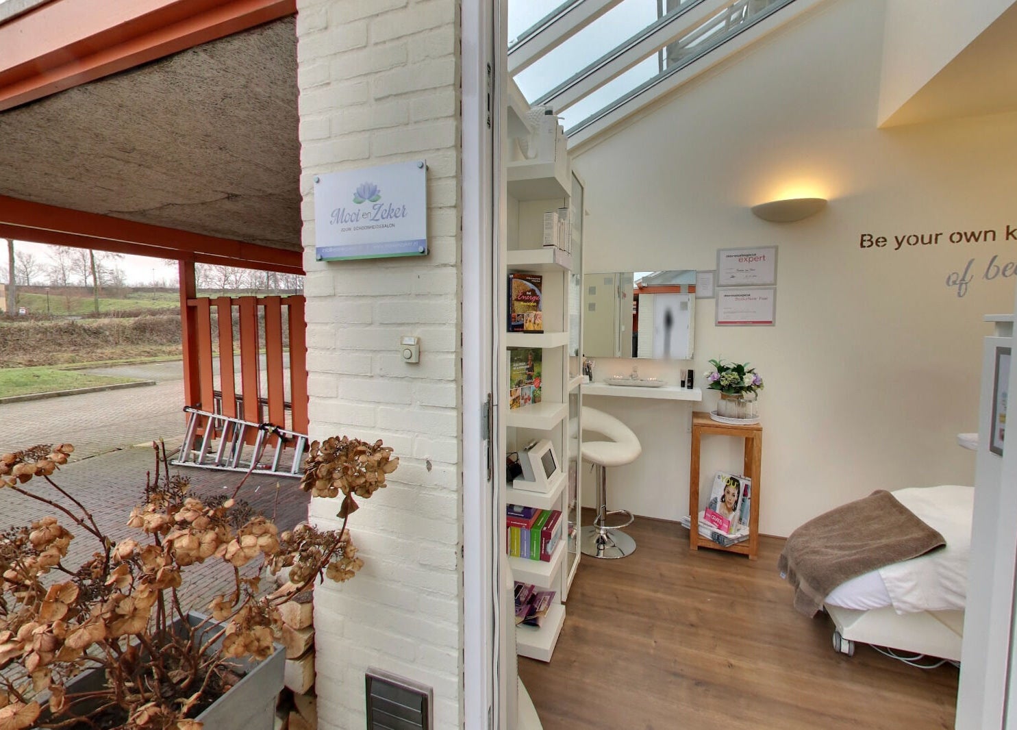 Binnenkant van Mooi en Zeker in Amersfoort, Utrecht, NL, met een moderne en uitnodigende inrichting.