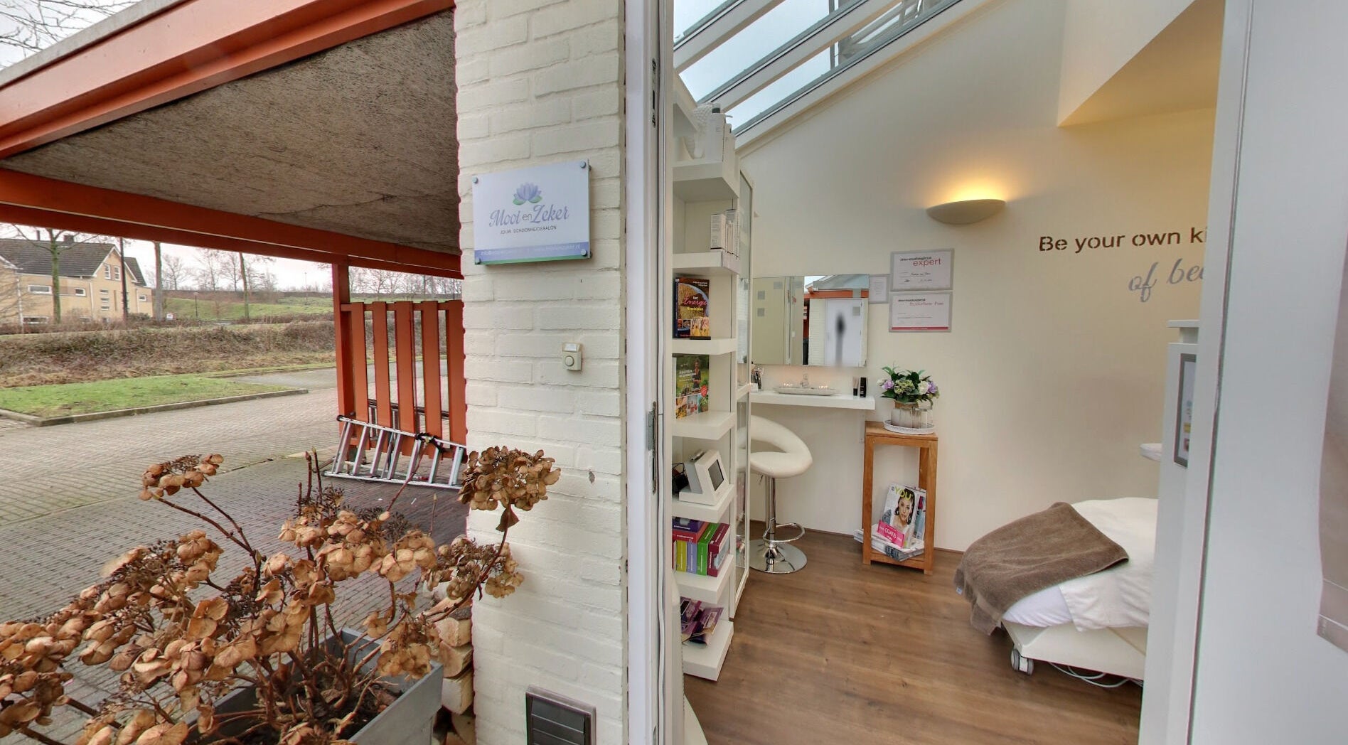 Binnenkant van Mooi en Zeker in Amersfoort, Utrecht, NL, met een moderne en uitnodigende inrichting.