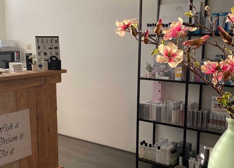 Receptie bij Mooi en Zeker, Amersfoort, Utrecht, NL met bloemendecor en houten balie.