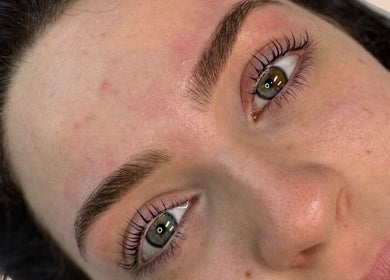 Perfectly sculpted eyebrows at Skara Artistry, Melbourne, Victoria, AU, showcasing expert beauty treatment.