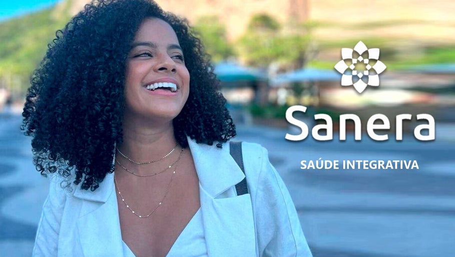 Mulher sorridente no Sanera, São Paulo, São Paulo, BR, simbolizando saúde integrativa em ambiente urbano.