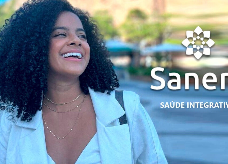 Mulher sorridente no Sanera, São Paulo, São Paulo, BR, simbolizando saúde integrativa em ambiente urbano.