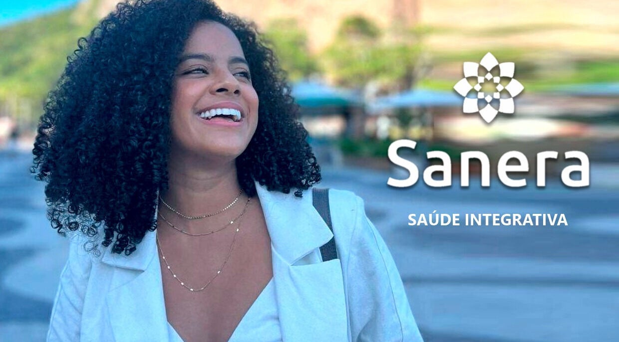 Mulher sorridente no Sanera, São Paulo, São Paulo, BR, simbolizando saúde integrativa em ambiente urbano.