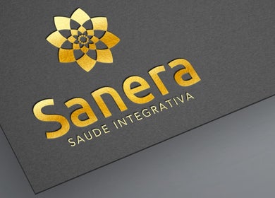 Logo dourado da Sanera em São Paulo, São Paulo, BR, com design florescendo.
