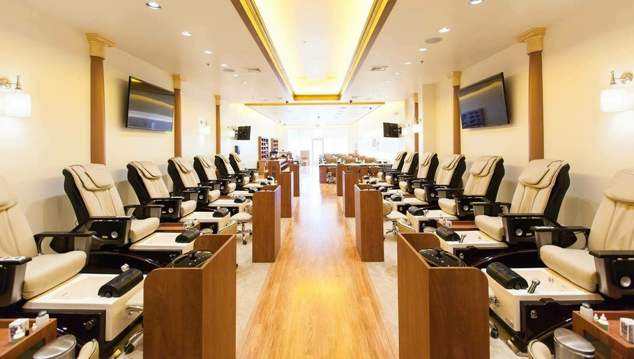 Luxi Nails & Spa V image 1