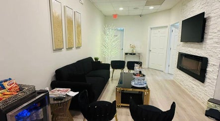 Signature Brows & Lashes : Beauty Lounge image 2