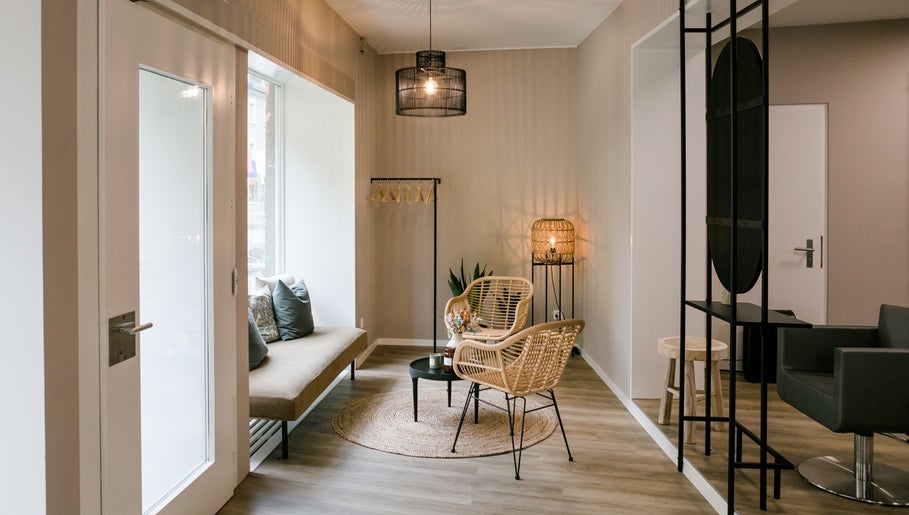 Cozy seating area at Marios Tsikrikas Hair Artist, Zürich, Zürich, CH, featuring elegant decor and soft lighting.