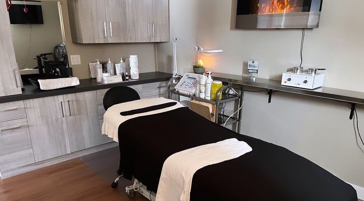 Salle de soins élégante chez Salon D’esthétique Du Verger à Saint-alphonse-de-granby, Québec, CA.