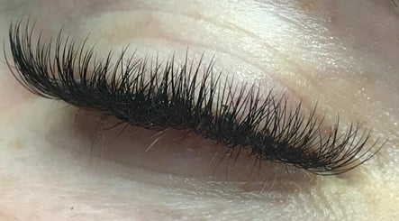Bella Bronzed and Lashes afbeelding 2