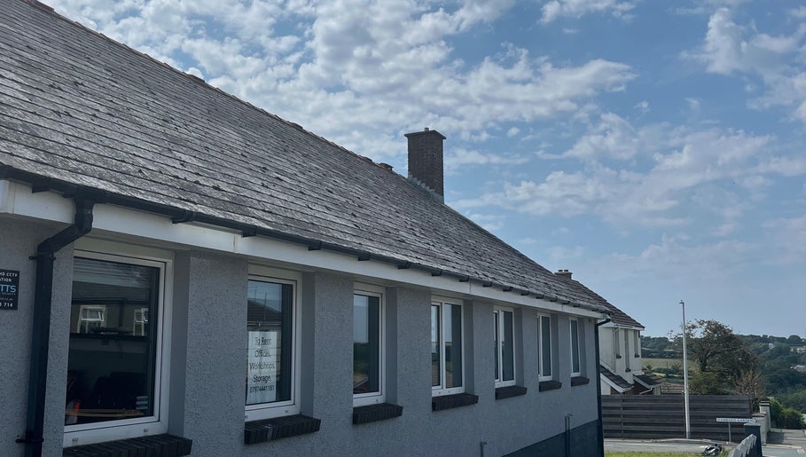 Charming exterior of Laura Leongomez in Neyland, Wales, GB, showcasing its unique slate roof design.