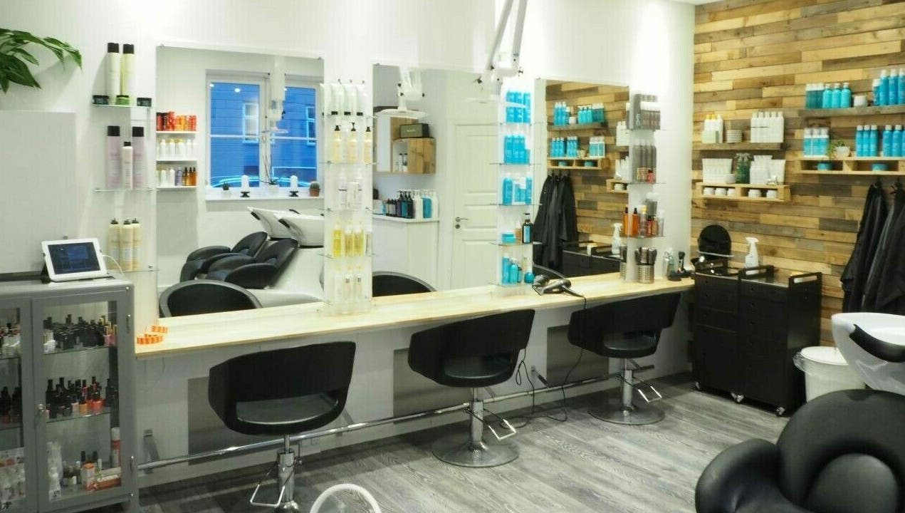 Moderne interiør hos Salon De Choix, København, Denmark, DK, med stilfulde stole og produkter.