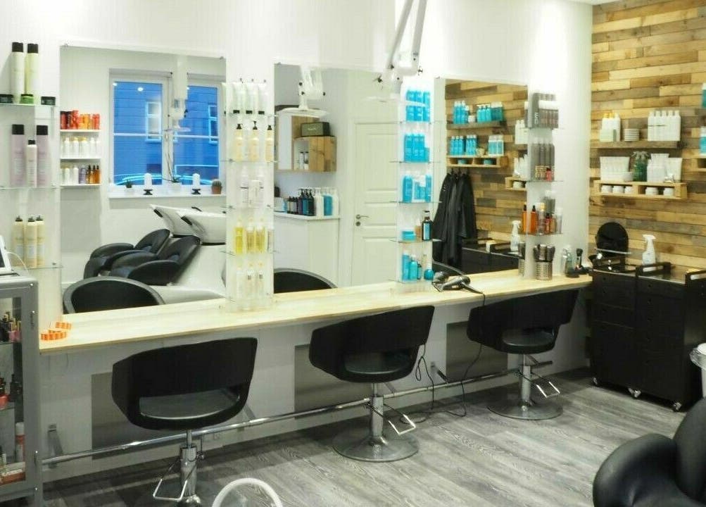 Moderne interiør hos Salon De Choix, København, Denmark, DK, med stilfulde stole og produkter.