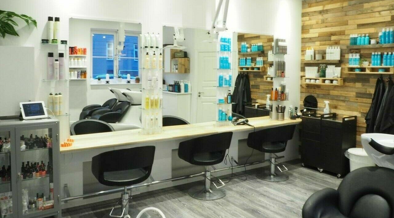 Moderne interiør hos Salon De Choix, København, Denmark, DK, med stilfulde stole og produkter.