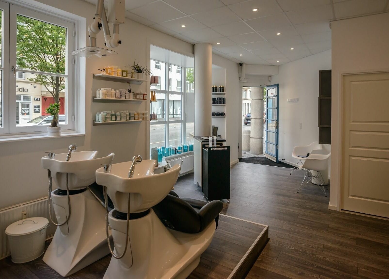 Moderne salonindretning i Salon De Choix, København, Denmark, DK med elegante vaskepladser og produkter.