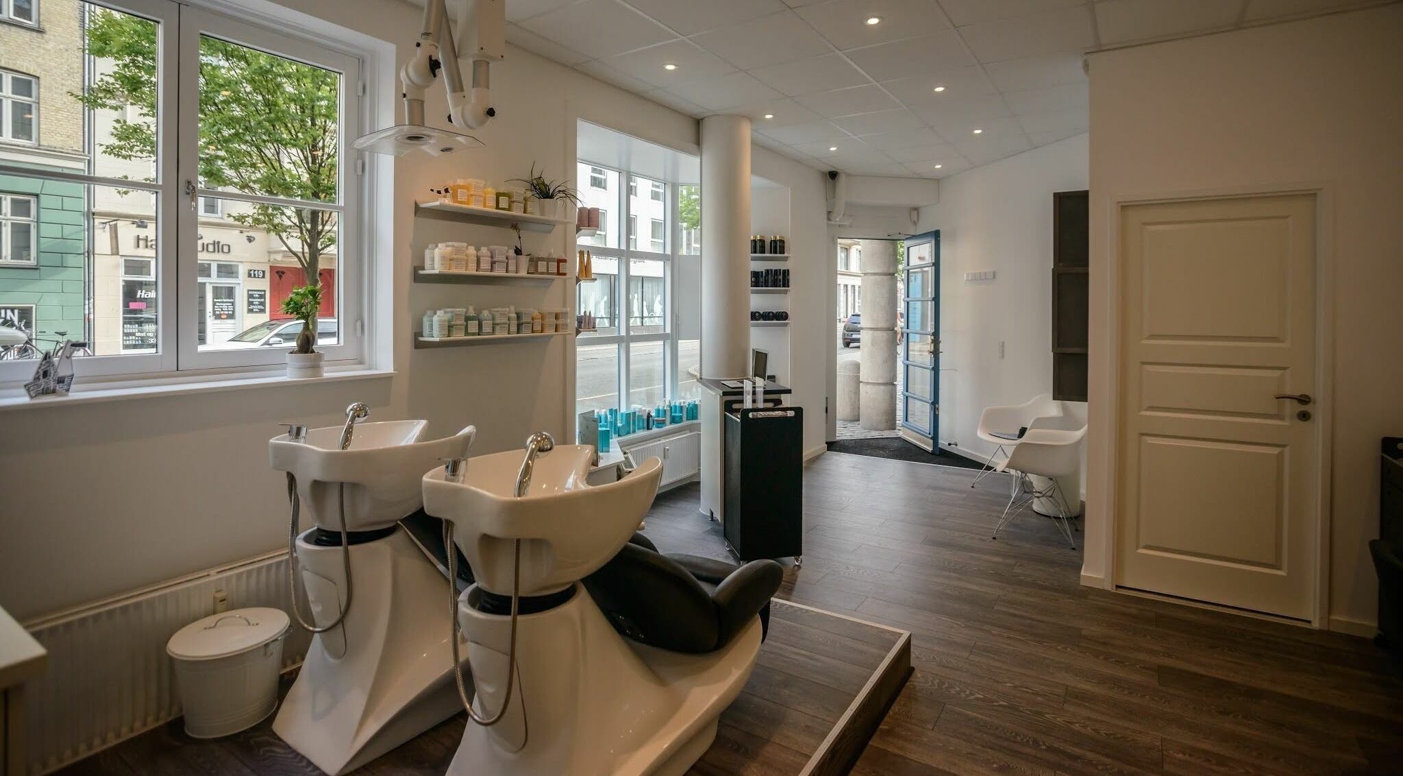 Moderne salonindretning i Salon De Choix, København, Denmark, DK med elegante vaskepladser og produkter.