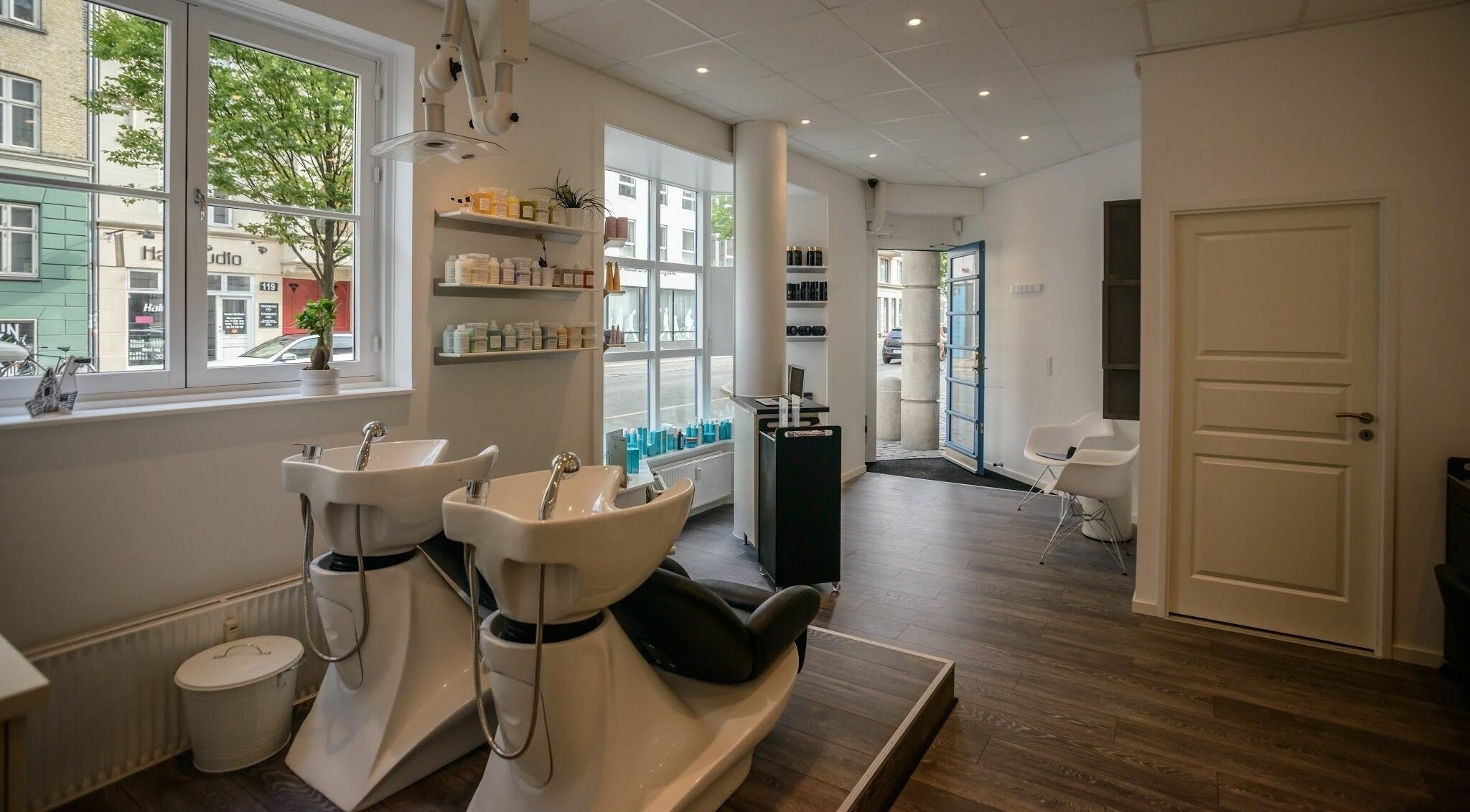 Moderne salonindretning i Salon De Choix, København, Denmark, DK med elegante vaskepladser og produkter.