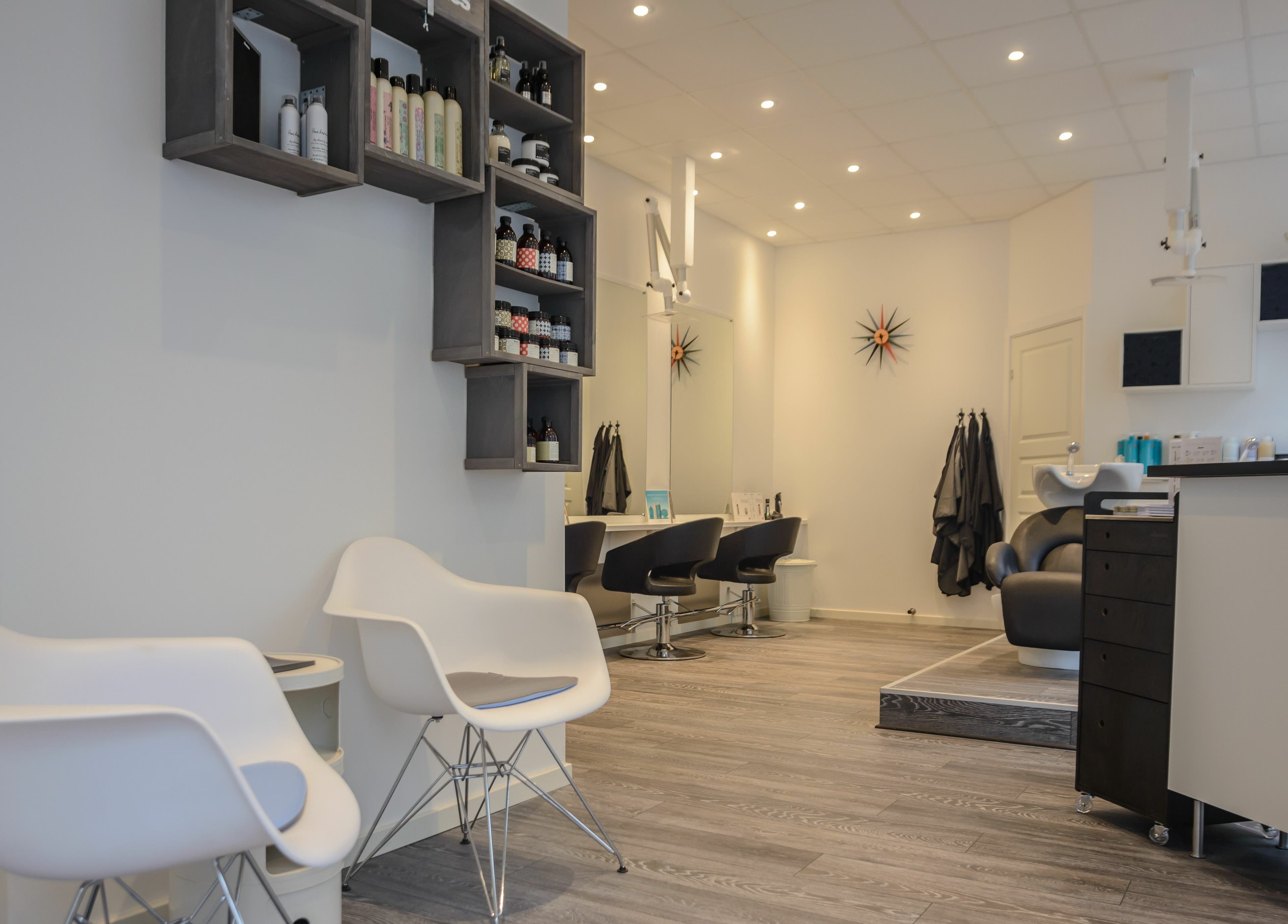 Moderne interiør af Salon De Choix i København, Denmark, DK med stilfulde stole og produkter.