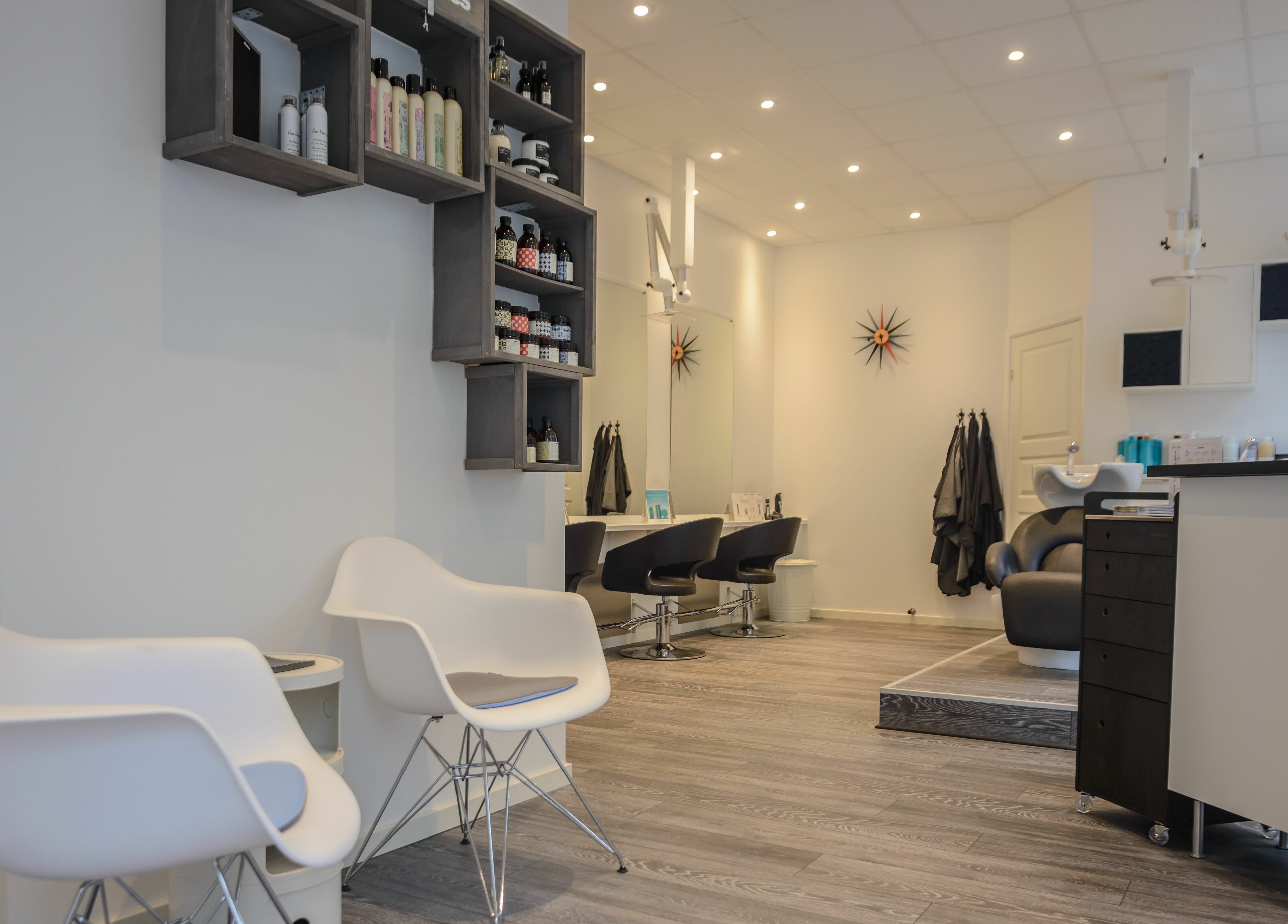 Moderne interiør af Salon De Choix i København, Denmark, DK med stilfulde stole og produkter.