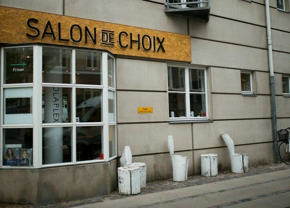 Udsigt til Salon De Choix, beliggende i København, Danmark, DK med elegant facade og cykelstativ.