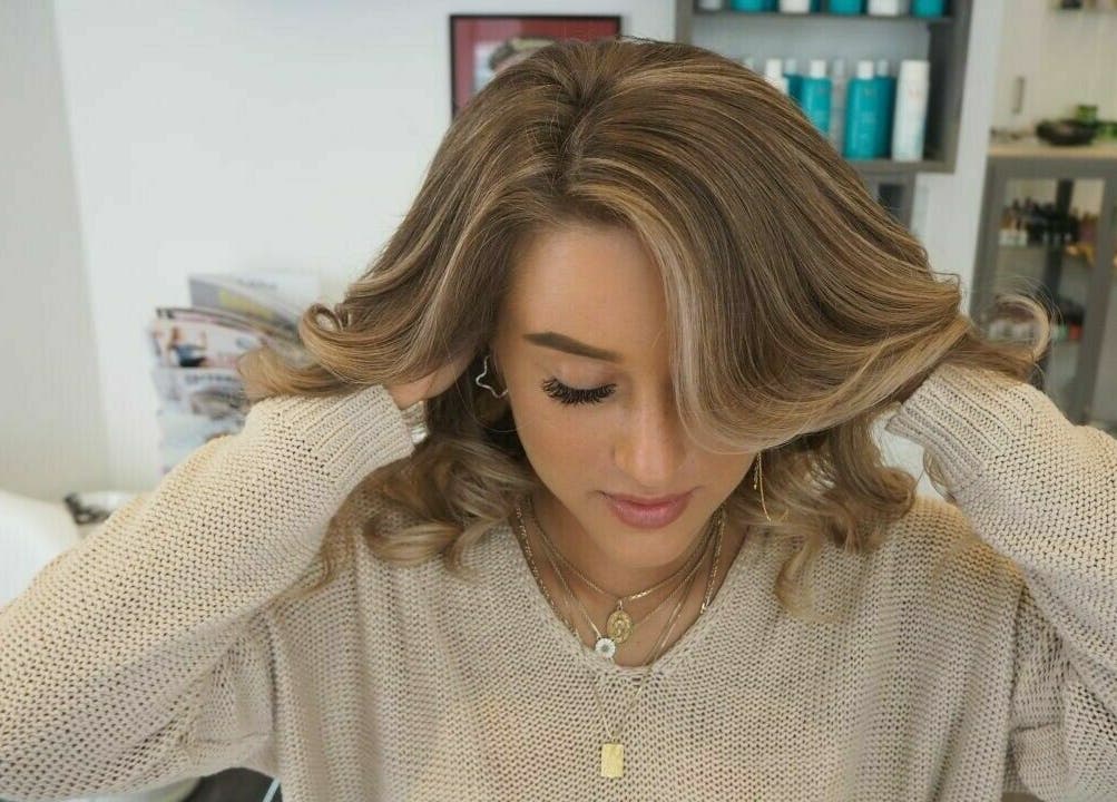 Stilfulde bølger hos Salon De Choix i København, Denmark, DK. Perfekt styling af moderne frisurer.