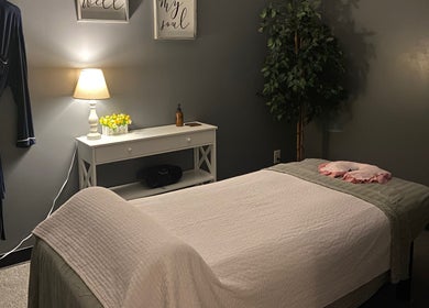 Tranquil massage room at Zhenni Spa, Murfreesboro, Tennessee, US, featuring a cozy bed and soft lighting.