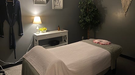 Tranquil massage room at Zhenni Spa, Murfreesboro, Tennessee, US, featuring a cozy bed and soft lighting.
