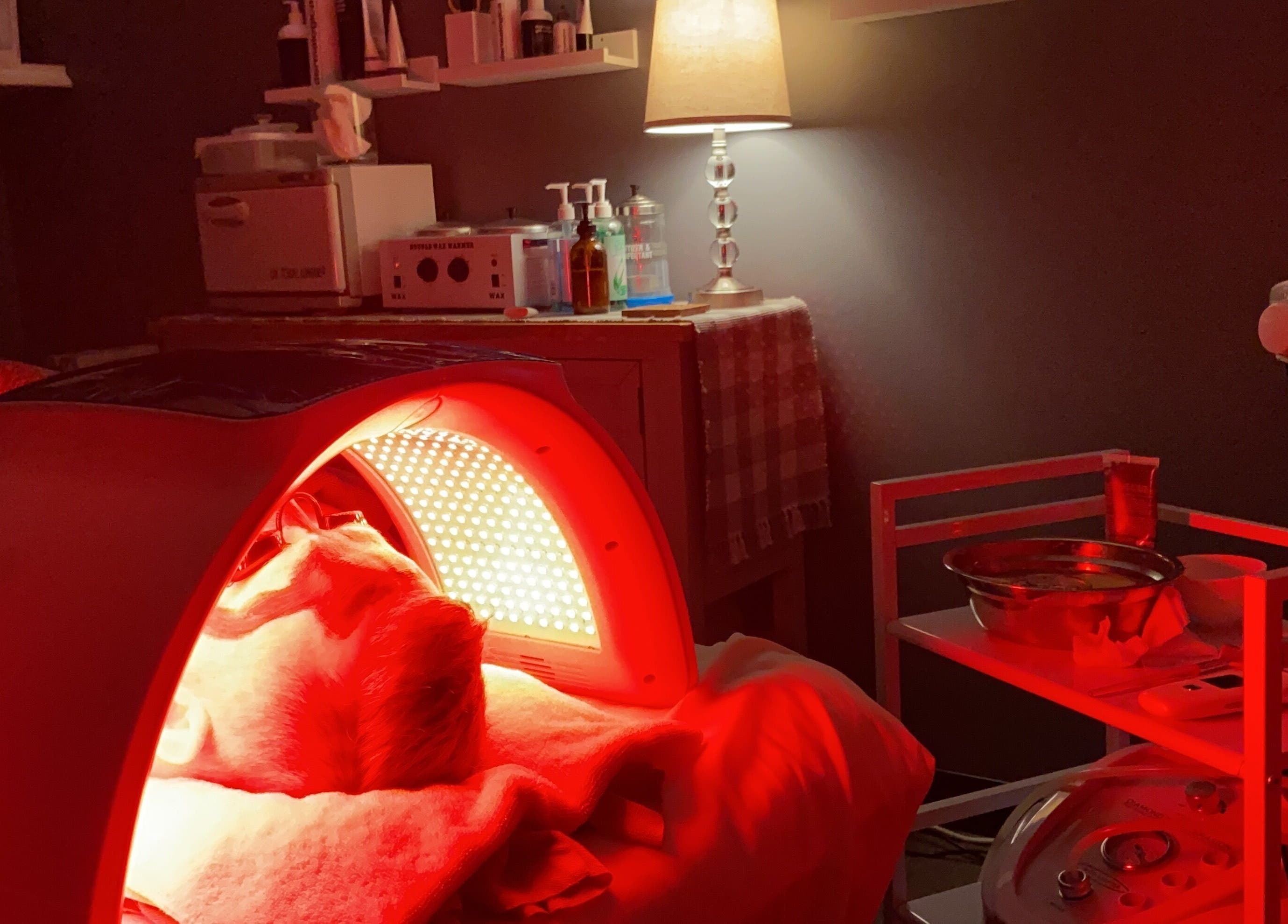 LED therapy session at Zhenni Spa in Murfreesboro, Tennessee, US offers advanced skincare treatment.