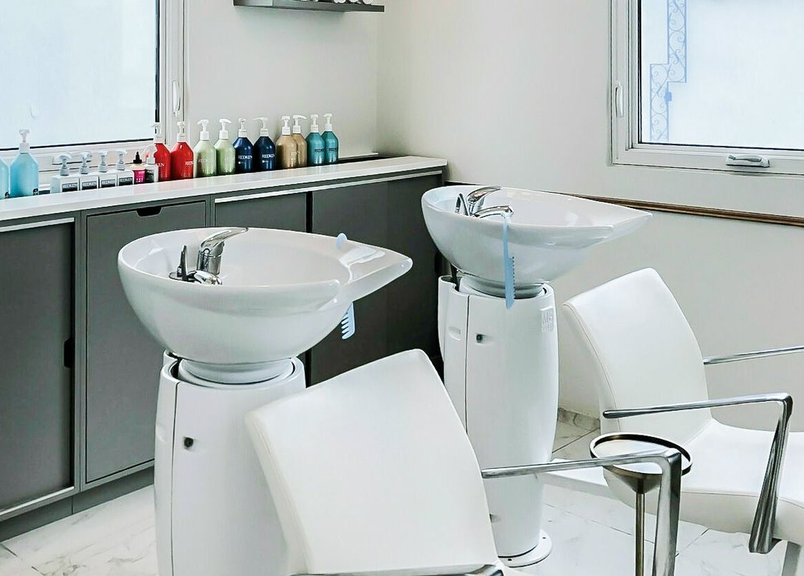 Modern salon wash stations at Blowbar in San Juan, San Juan, PR create a serene atmosphere for hair care.