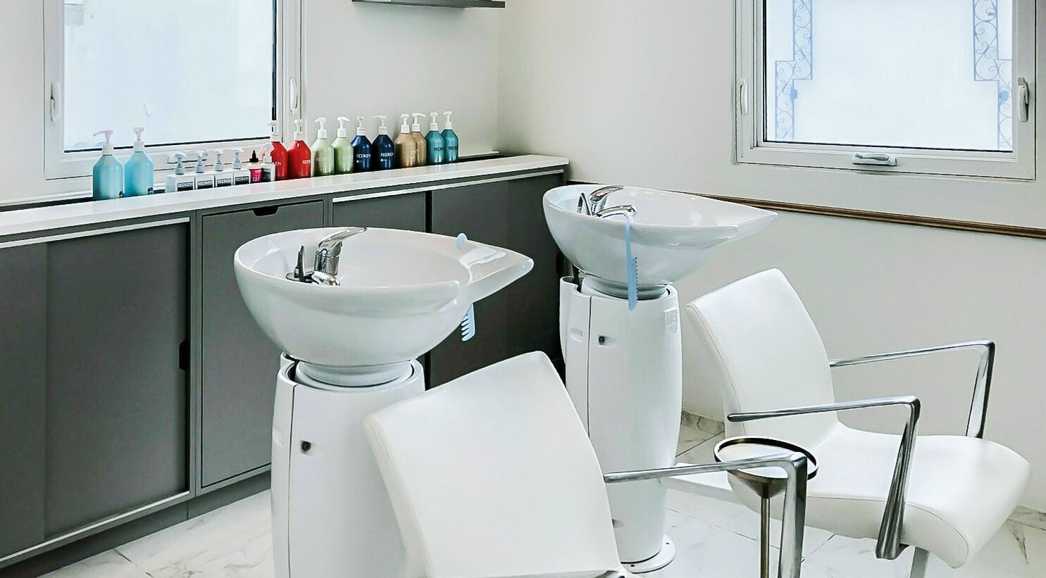 Modern salon wash stations at Blowbar in San Juan, San Juan, PR create a serene atmosphere for hair care.